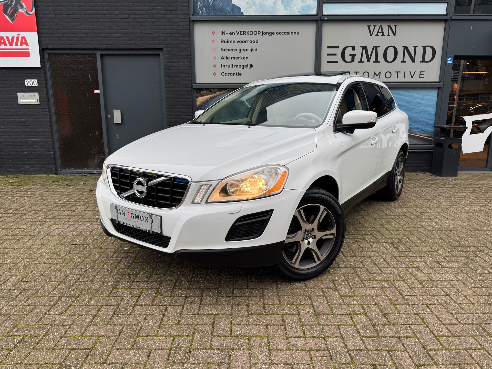 Volvo XC60 3.0 T6 Momentum 50012510-0.jpg | Van Egmond Automotive